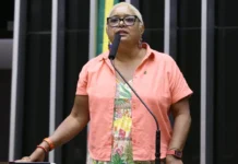 Deputada detona seguranças da Câmara por preconceito Enfermeira Rejane, do PCdoB, diz que mesmo com broche de parlamentar costuma ser barrada na entrada do plenário e dos elevadores (Divulgação/.) Leia mais em: https://veja.abril.com.br/politica/talvez-seja-pela-minha-cor-diz-deputada-do-pcdob-que-denuncia-ser-barrada-com-frequencia-na-camara/