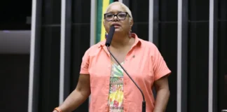 Deputada detona seguranças da Câmara por preconceito Enfermeira Rejane, do PCdoB, diz que mesmo com broche de parlamentar costuma ser barrada na entrada do plenário e dos elevadores (Divulgação/.) Leia mais em: https://veja.abril.com.br/politica/talvez-seja-pela-minha-cor-diz-deputada-do-pcdob-que-denuncia-ser-barrada-com-frequencia-na-camara/