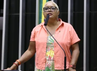 Deputada detona seguranças da Câmara por preconceito Enfermeira Rejane, do PCdoB, diz que mesmo com broche de parlamentar costuma ser barrada na entrada do plenário e dos elevadores (Divulgação/.) Leia mais em: https://veja.abril.com.br/politica/talvez-seja-pela-minha-cor-diz-deputada-do-pcdob-que-denuncia-ser-barrada-com-frequencia-na-camara/