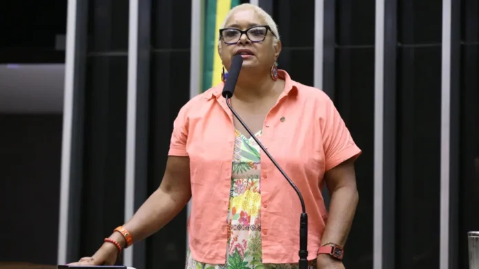 Enfermeira Rejane, do PCdoB, diz que mesmo com broche de parlamentar costuma ser barrada na entrada do plenário e dos elevadores (Divulgação/.) Leia mais em: https://veja.abril.com.br/politica/talvez-seja-pela-minha-cor-diz-deputada-do-pcdob-que-denuncia-ser-barrada-com-frequencia-na-camara/