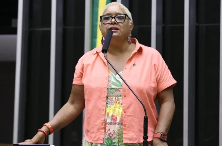 Deputada detona seguranças da Câmara por preconceito Enfermeira Rejane, do PCdoB, diz que mesmo com broche de parlamentar costuma ser barrada na entrada do plenário e dos elevadores (Divulgação/.) Leia mais em: https://veja.abril.com.br/politica/talvez-seja-pela-minha-cor-diz-deputada-do-pcdob-que-denuncia-ser-barrada-com-frequencia-na-camara/