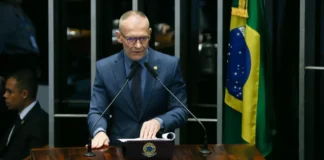 Contarato contraia governo Lula e assina CPMI do INSS
