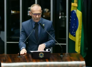 Contarato contraia governo Lula e assina CPMI do INSS