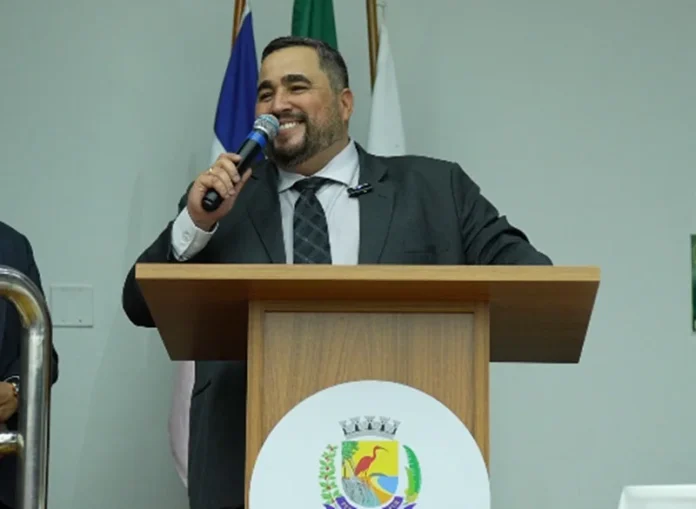 Rodrigo-Borges-e-o-novo-prefeito-de-Guarapari-se-emociona-ao-tomar-posse-1