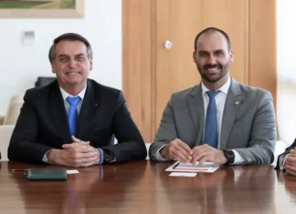 Bolsonaro admite ter passado Pix de 2 milhões de reais para o filho