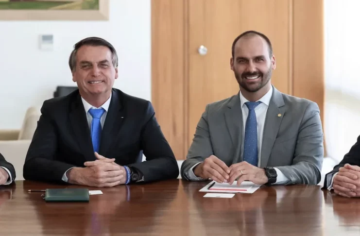 Bolsonaro admite ter passado Pix de 2 milhões de reais para o filho