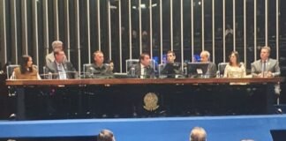 Em sessão solene vazia, Bolsonaro aparece no Senado