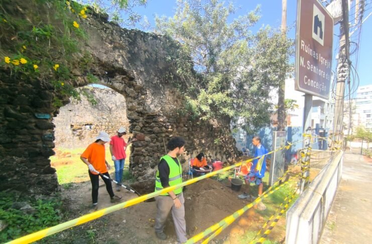 Igreja do século XVII passa por investigação arqueológica em Guarapari