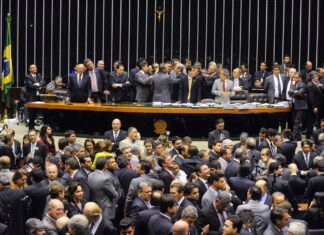 Câmara volta do recesso com 7 deputados cassados