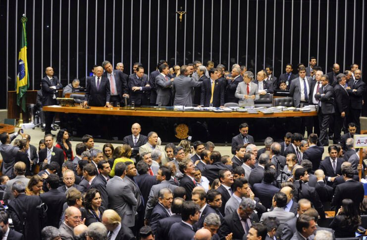Em março deputados vão poder mudar de partido sem perder mandato
