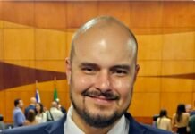 Vereador do PL denuncia prefeito do Republicanos por entregar casas em outra cidade