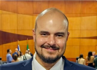 Vereador do PL denuncia prefeito do Republicanos por entregar casas em outra cidade