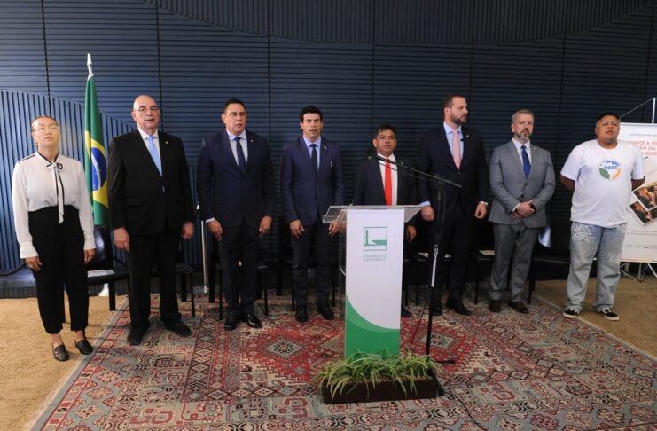 Câmara lança livro sobre combate à violência nas escolas