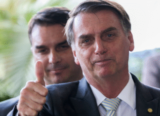 Vigília convocada por filho visava facilitar fuga de Bolsonaro