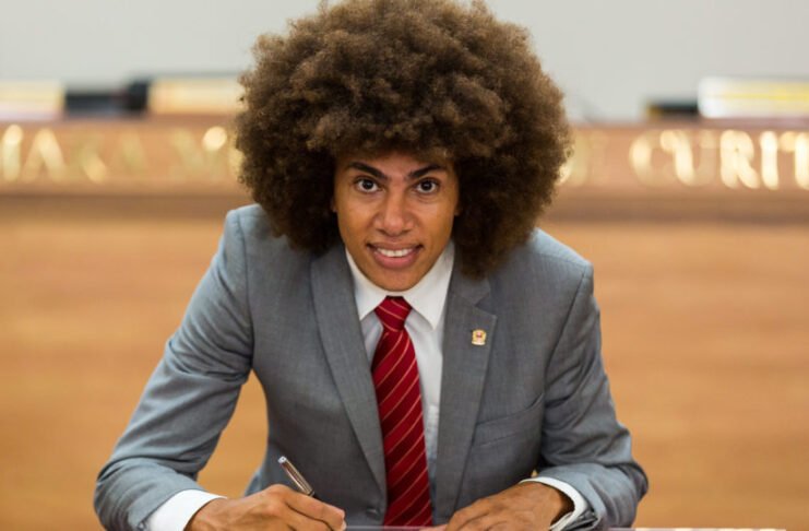 Deputado admite ser maconheiro e que planta a erva em casa