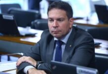 Deputado ataca Moraes e diz que não será extraditado