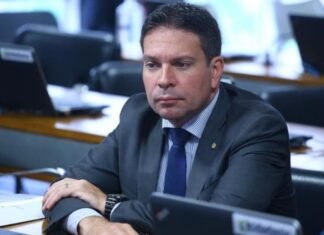 Deputado ataca Moraes e diz que não será extraditado
