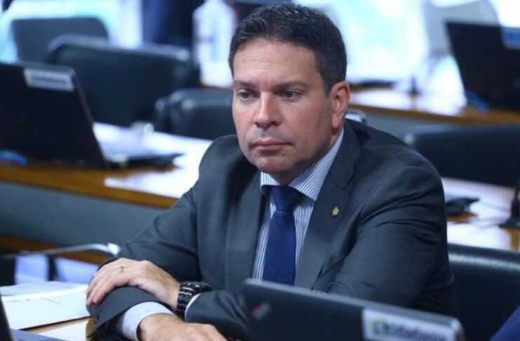 Deputado ataca Moraes e diz que não será extraditado