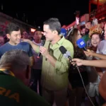 casagrande-a-direita-observa-o-afago-de-pazolini-a-arnaldinho-durante-o-discurso-do-prefeito-de-vitoria-3130765-article