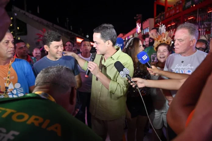 casagrande-a-direita-observa-o-afago-de-pazolini-a-arnaldinho-durante-o-discurso-do-prefeito-de-vitoria-3130765-article