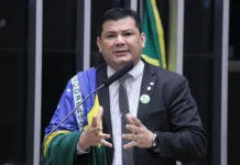 Mesmo depois de punido deputado volta a infringir regimento interno da Câmara