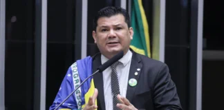 Mesmo depois de punido deputado volta a infringir regimento interno da Câmara