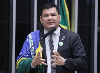 Mesmo depois de punido deputado volta a infringir regimento interno da Câmara