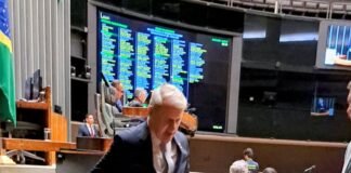 Ferraço é favorito mas disputa está equilibrada’, diz deputado