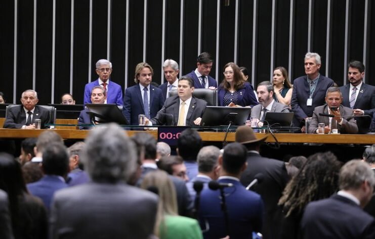 Congresso reduz penas de condenados por tentativa de golpe
