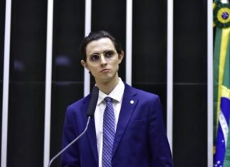 Proposta acaba com Câmaras Municipais e farra salarial de vereadores