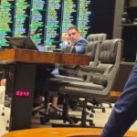 Deputado comemora 55 anos presidindo sessão da Câmara