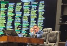 Deputado comemora 55 anos presidindo sessão da Câmara