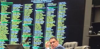 Deputado comemora 55 anos presidindo sessão da Câmara