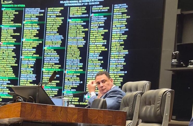 Deputado comemora 55 anos presidindo sessão da Câmara